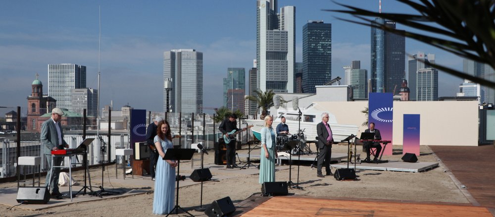 Eröffnungsgottesdienst des Ökumenischen Kirchentags auf einem Parkhaus in Frankfurt