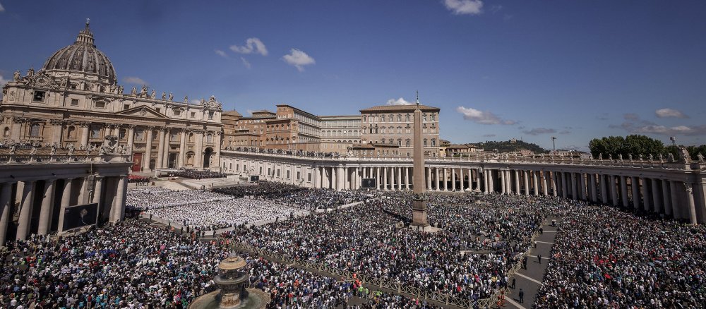 Menschenmenge während des Requiems für Papst Franziskus im April 2025 auf dem Petersplatz im Vatikan