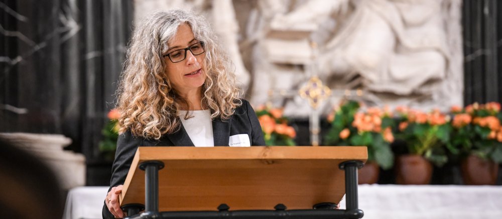 Martina Kreidler-Kos liest das Evangelium bei einem Abendgebet im Fuldaer Dom