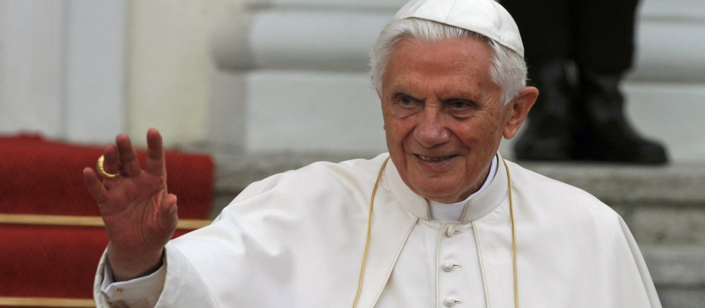 Papst Benedikt XVI. winkt fröhlich den Gläubigen zu.