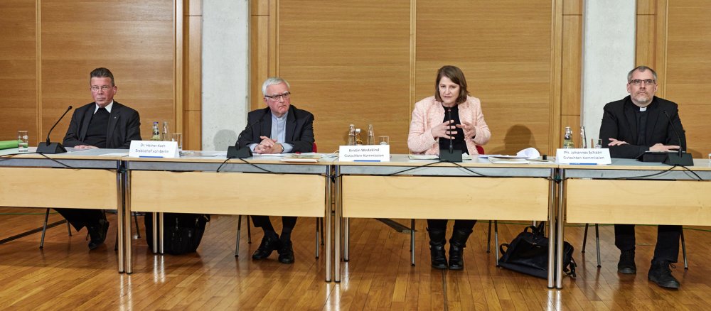 Generalvikar Kollig, Erzbischof Koch, Kristin Wedekind und Pfarrer Johannes Schaan von der Gutachten-Kommission