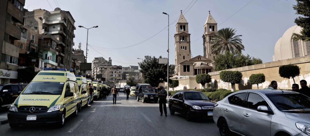 Sicherheitskräfte und Krankenwägen unweit der Markuskathedrale in Kairo, wo sich zuvor ein Anschlag mit dutzenden Toten ereignet hat.