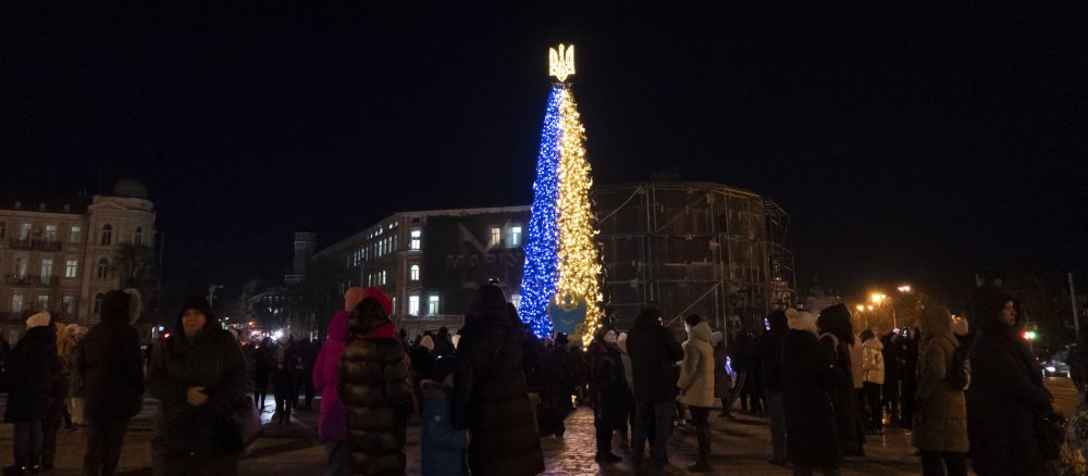 Ein Weihnachtsbaum in den Farben der ukrainischen Nationalflagge in Kyiv