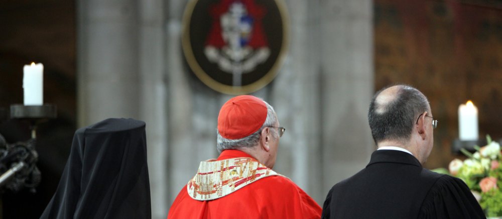 Drei Würdenträger von hinten: Metropolit Augoustinos, Kardinal Joachim Meisner und Präses Nikolaus Schneider feiern einen ökumenischen Gottesdienst beim Evangelischen Kirchentag 2007 in Köln.