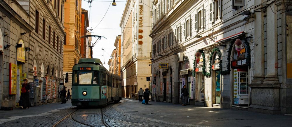 Eine Straßenbahn fährt durch die Altstadt von Rom