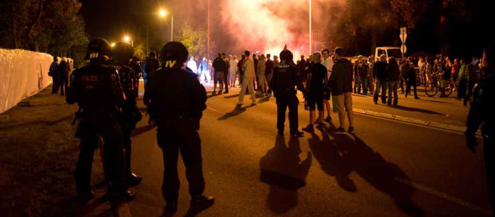 Polizisten sichern eine Demonstration