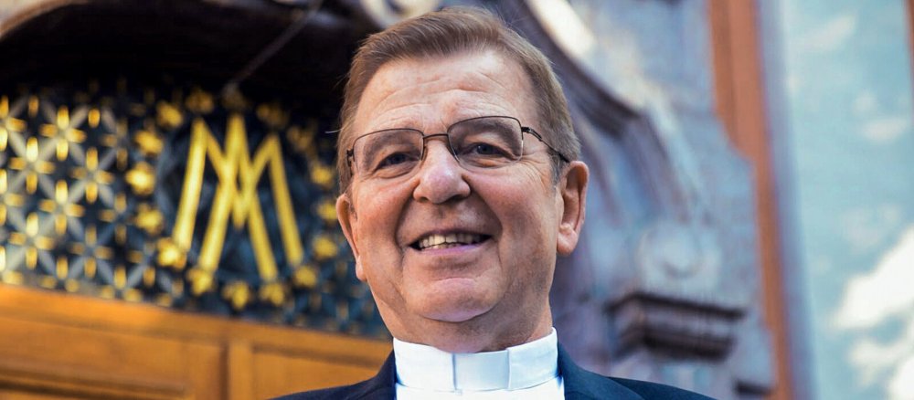 Pater Peter Linster SJ vor der Bürgersaalkirche in München