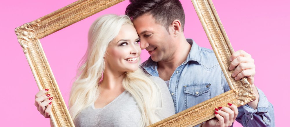 Daniela Katzenberger und Lukas Cordalis in einem goldenen Bilderrahmen.