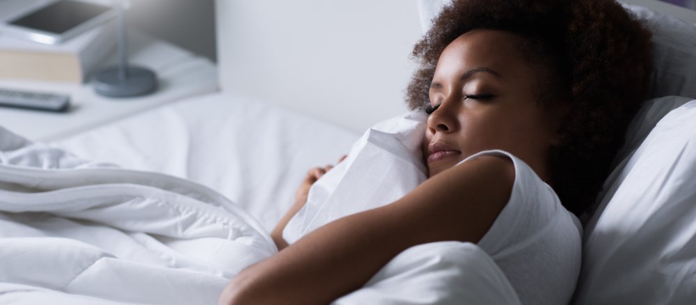 Schlafende Frau im Bett