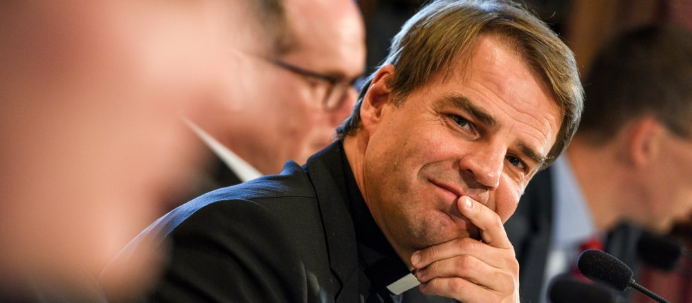 Bischof Stefan Oster bei einer Pressekonferenz