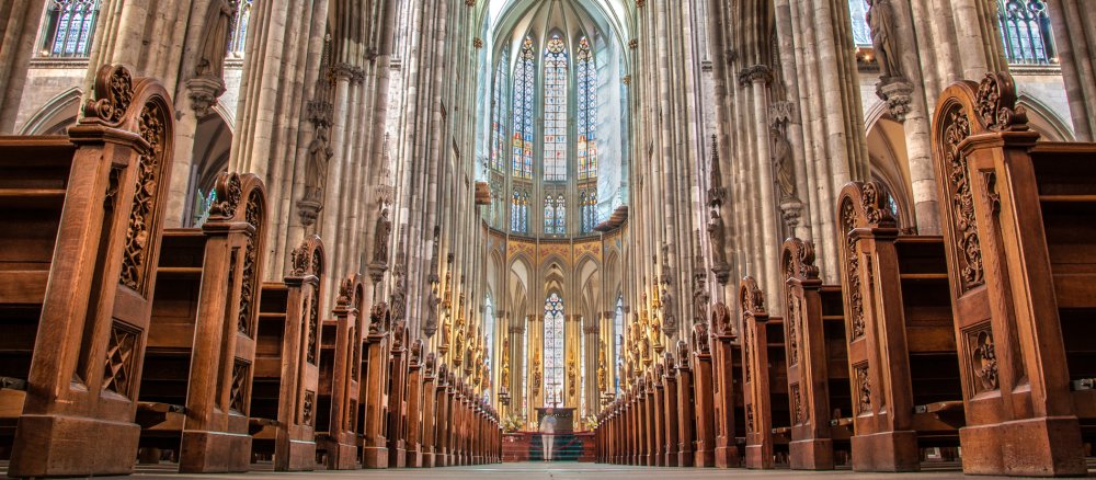 Panoramaaufnahme des Kölner Doms mit Blick zum Vierungsaltar aus der Froschperspektive.
