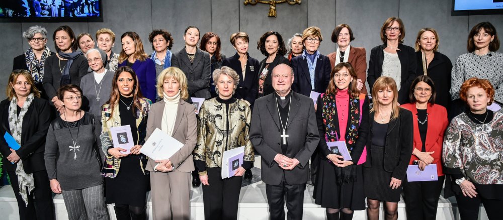 Mitglieder des Frauenrates des Päpstlichen Kulturrates mit dem Gründer, Kurienkardinal Gianfranco Ravasi, am 7. März 2017 im Vatikan.