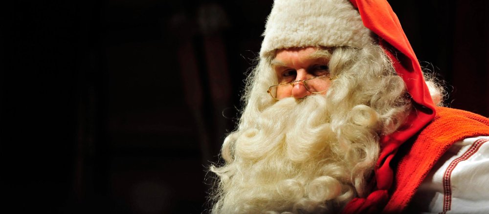 Ein Weihnachtsmann im Porträt.