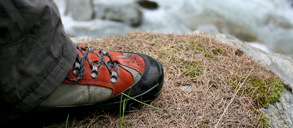 Ein Wanderschuh steht auf einem Felsen.