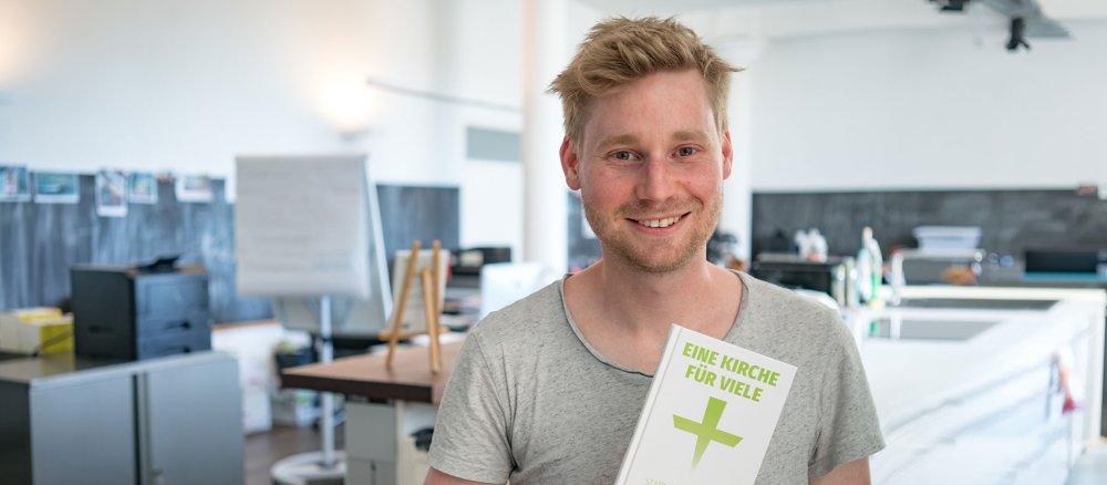 Erik Flügge mit seinem neuen Buch "Eine Kirche für viele"