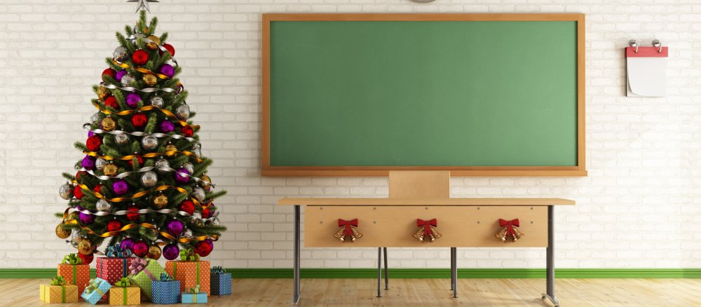 Ein geschmückter Weihnachtsbaum in einem Klassenzimmer