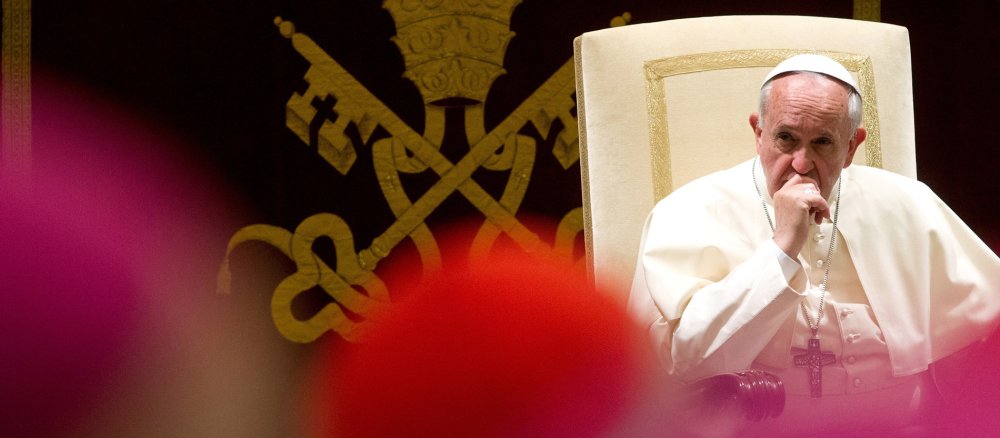 Papst Franziskus spricht vor Kardinälen und Bischöfen im Vatikan.