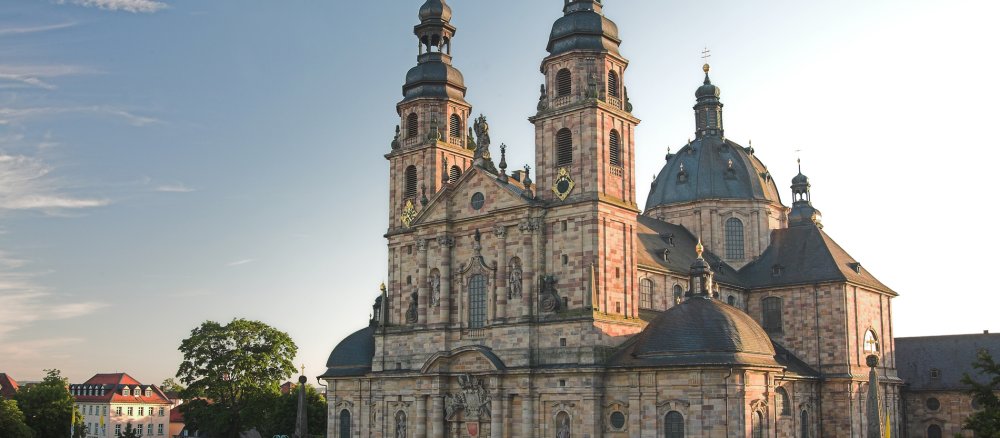 Der Fuldaer Dom im Sonnenlicht.