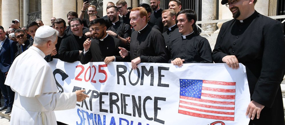 Seminaristen aus den USA begrüßen Papst Leo XIV. mit einem Banner bei der Generalaudienz auf dem Petersplatz