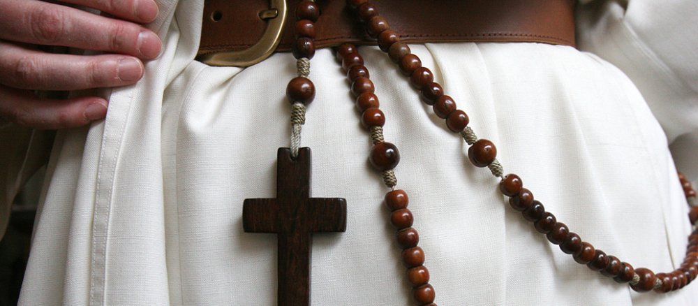 Habit der Dominikaner mit Gürtel und ein Rosenkranz