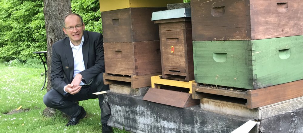 Generalvikar Ulrich Beckwermert und seine Bienenstöcke