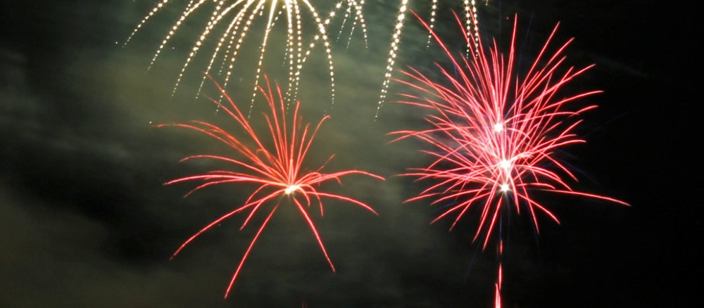 Ein Feuerwerk am nächtlichen Himmel.