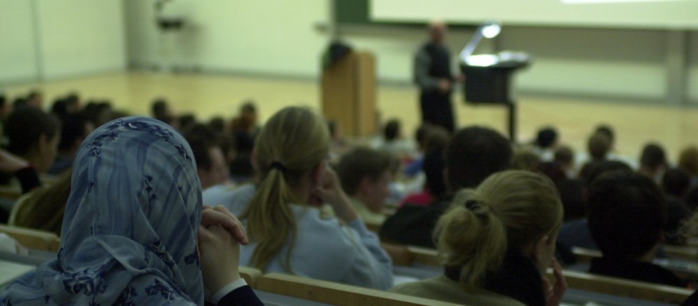Studenten sitzten im Hörsaal.