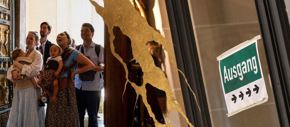 Montage: Eine Familie mit Kindern steht in einer Kirche, daneben ein Schild mit der Aufschrift "Ausgang"