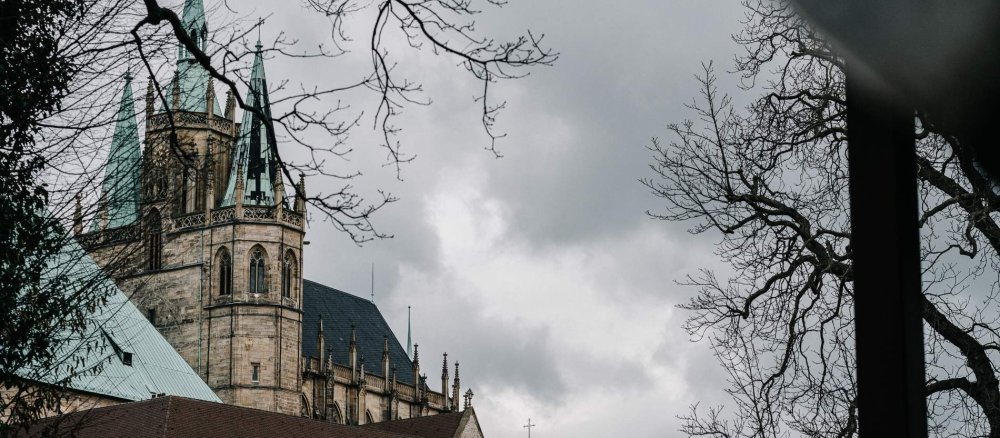 Dunkle Wolken umgeben den Erfurter Dom