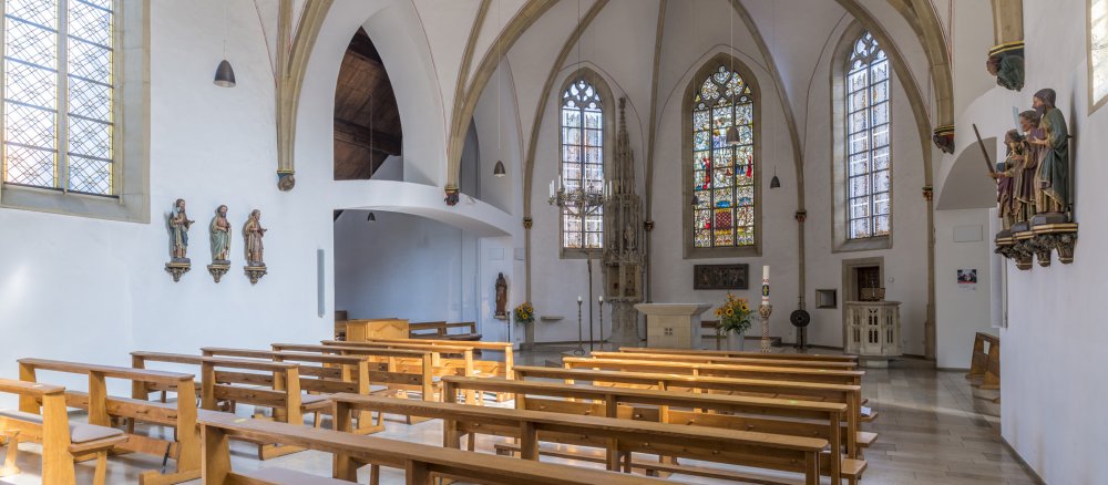 Blick in ein Kirchenschiff
