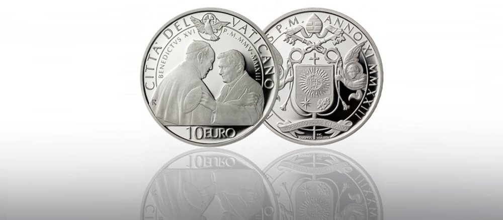 Eine 10-Euro-Sondermünze zeigt die Päpste Franziskus und Benedikt XVI.