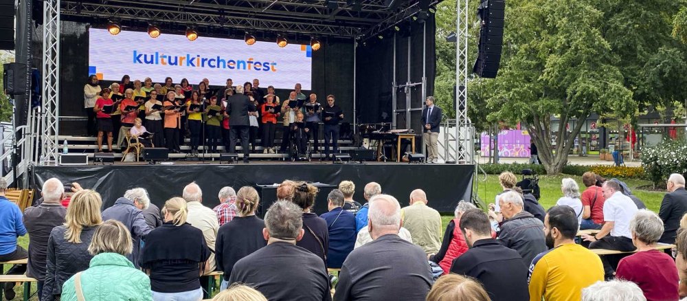 Bühne mit einem Chemnitzer Chor beim großen Kirchenfest im Stadtpark in Chemnitz