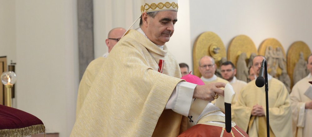 Nuntius Eterovic auferlegt Erzbischof Heße das Pallium