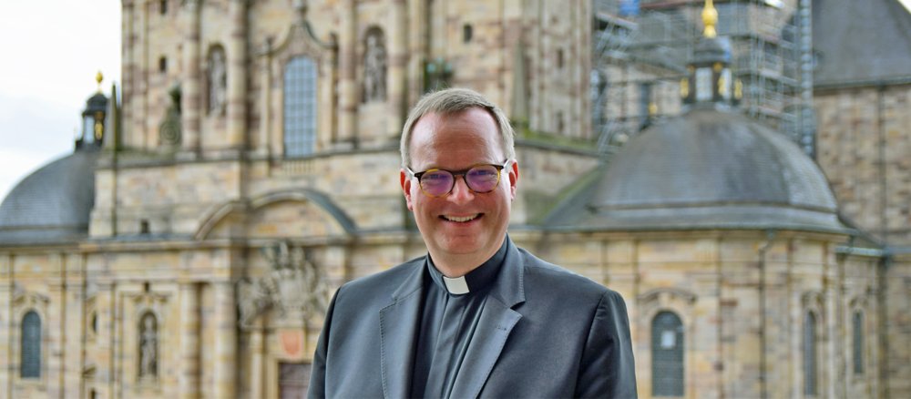 Regens Dirk Gärtner vor dem Fuldaer Dom