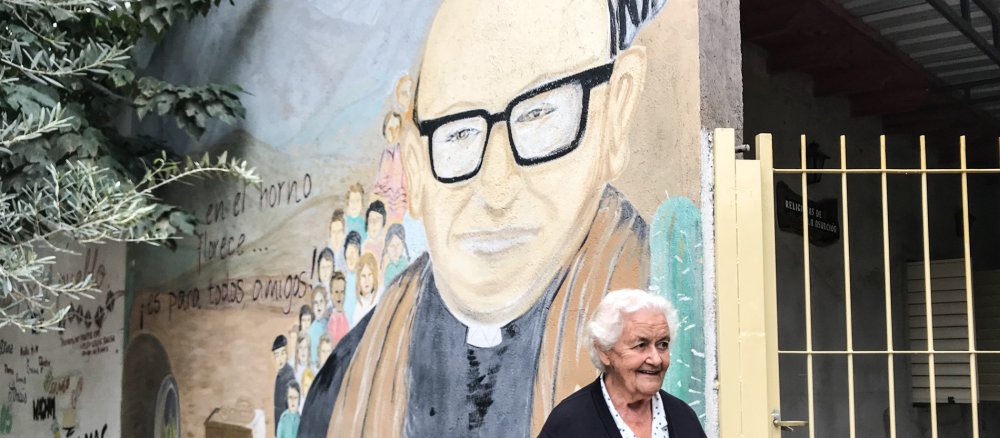Ein Bild von einem Priester an einer Hauswand