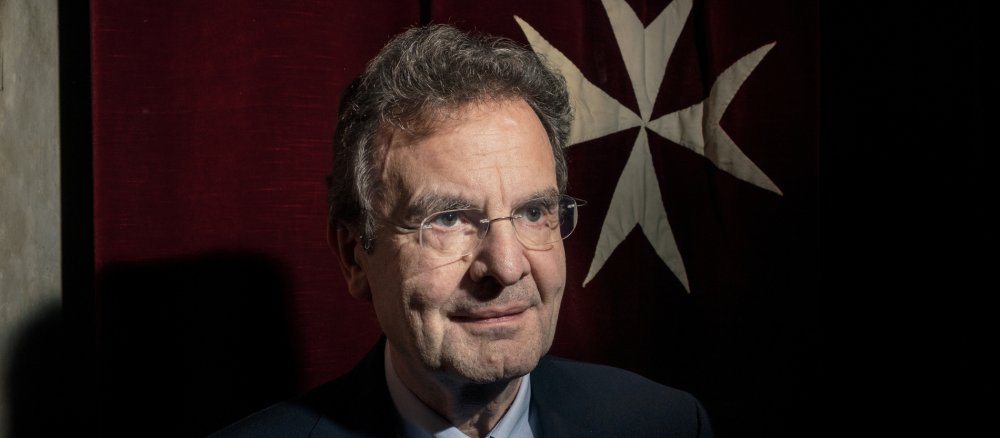 Albrecht von Boeselager, Großkanzler des Malteserordens, vor dem Malteserkreuz