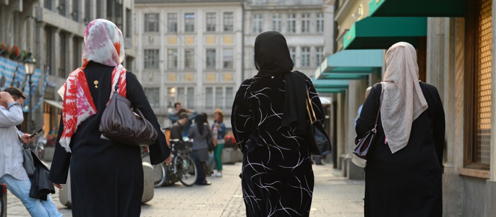Drei Frauen mit Kopftüchern gehen am 04.09.2014 durch die Innenstadt von München.