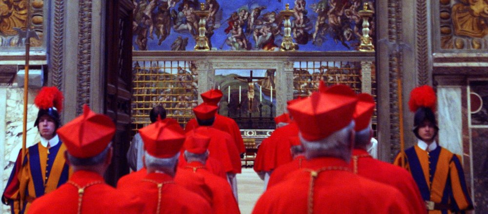 Kardinäle ziehen zum Konklave in die Sixitinische Kapelle im Vatikan 2005 ein.