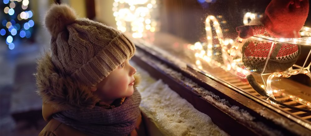 Junge vor weihnachtlichem Schaufenster