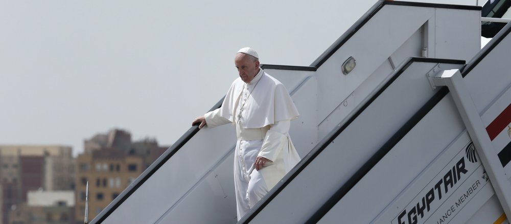 Papst Franziskus steigt die Fluggastbrücke eines Flugzeugs hinab