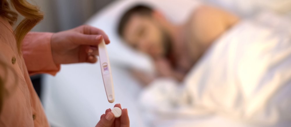 Eine Frau wägt zwischen einem Schwangerschaftsabbruch und einem Baby ab