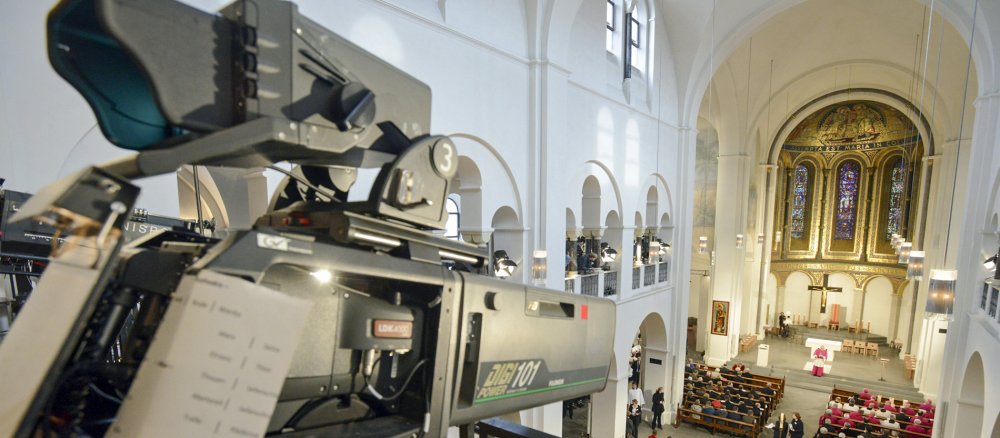 Fernsehkamera für die Live-Übertragung aus einer Kirche