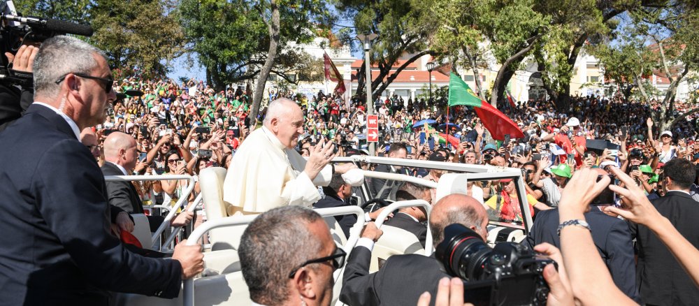 Papst Franziskus grüßt die Menschen, während er im Papamobil zum Papstwillkommen auf dem Weltjugendtag in den Parque Eduardo VII. fährt