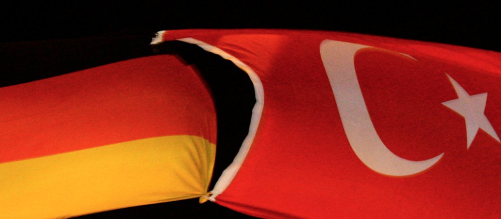 Die deutsche und die türkische Fahne.
