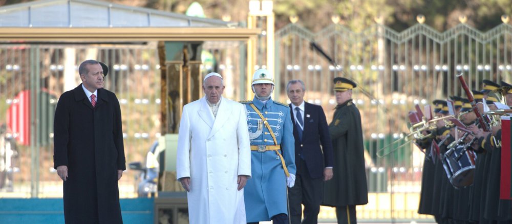 Papst Franziskus und der türkische Staatspräsident Recep Tayyip Erdogan vor der Ehrengarde auf dem Weg in den Präsidentenpalast in Ankara am 28. November 2014.