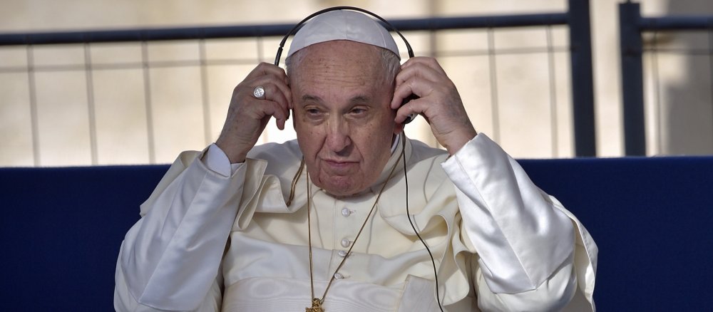 Papst Franziskus hört Musik