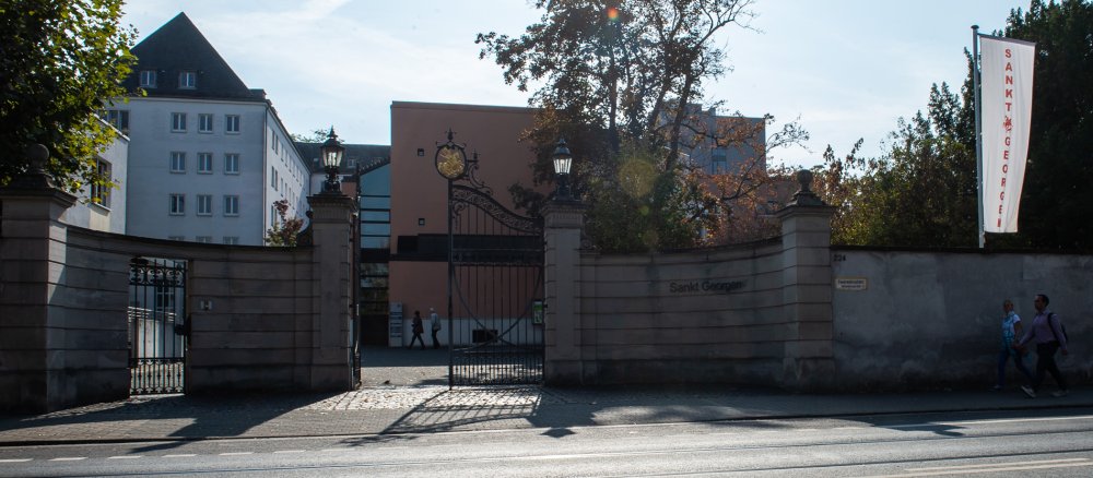 Der Eingangsbereich der Philosophisch-Theologischen Hochschule Sankt Georgen in Frankfurt