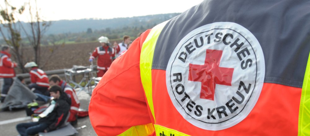 Ein Mitarbeiter des Deutschen Roten Kreuzes während einer Katastrophenübung.