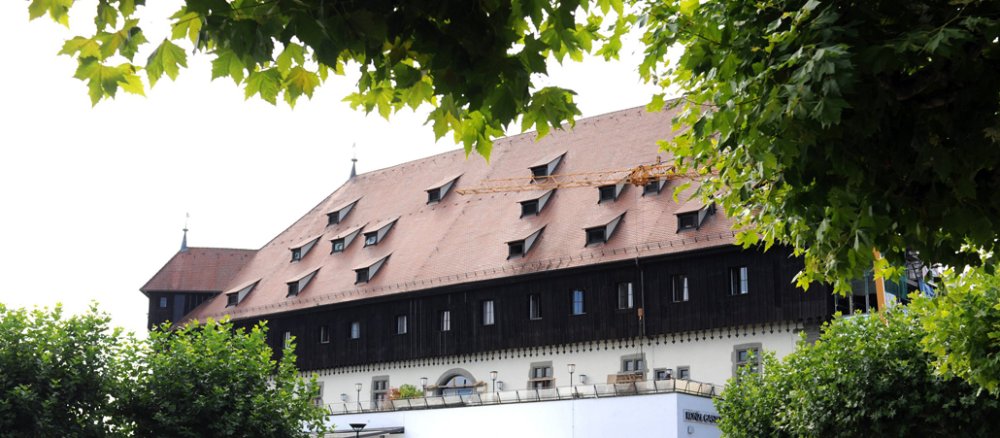 Blick auf ein großes altes Haus mit dunkler Vertäfelung.