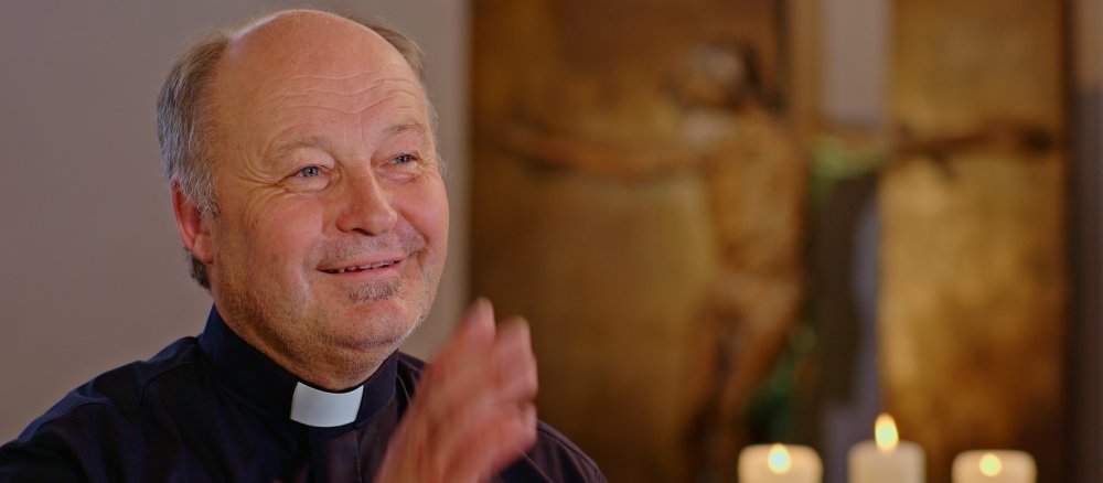 Pfarrer Heinz-Jürgen Förg macht eine Segensbewegung mit seiner Hand